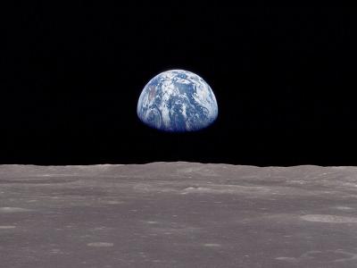 La tierra amaneciendo en la luna